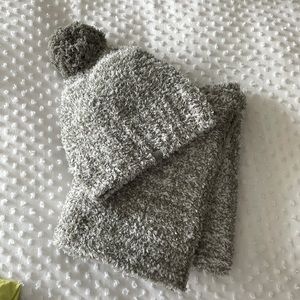 Barefoot dreams scarf and hat set